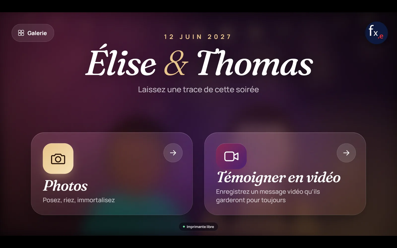 L’écran d’accueil de la borne, personnalisé pour un mariage : photos ou message vidéo.