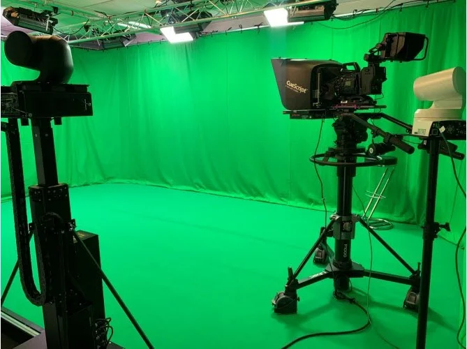 Le plateau fond vert du studio MédiaFrance à Péronnas