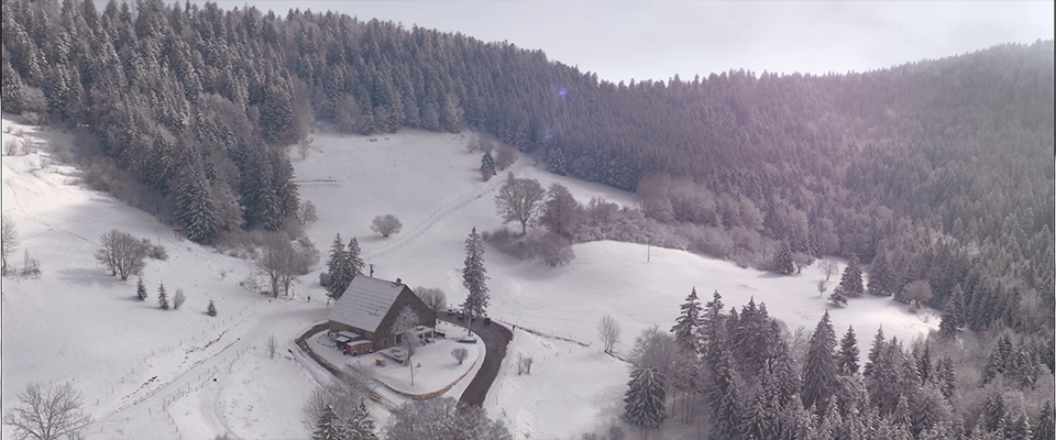 Vue drone de la ferme Guichard à Hauteville Lompnes sous la neige